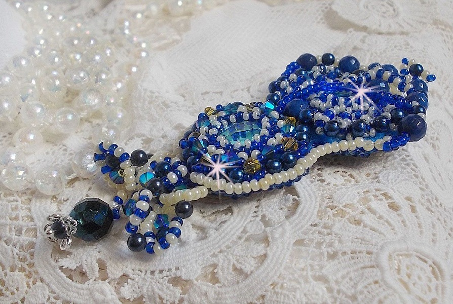 Blue Palace Haute-Couture Brosche bestickt mit Swarovski-Kristallen, runden Perlmuttperlen, Facetten aus b&ouml;hmischem Glas und Rocailles