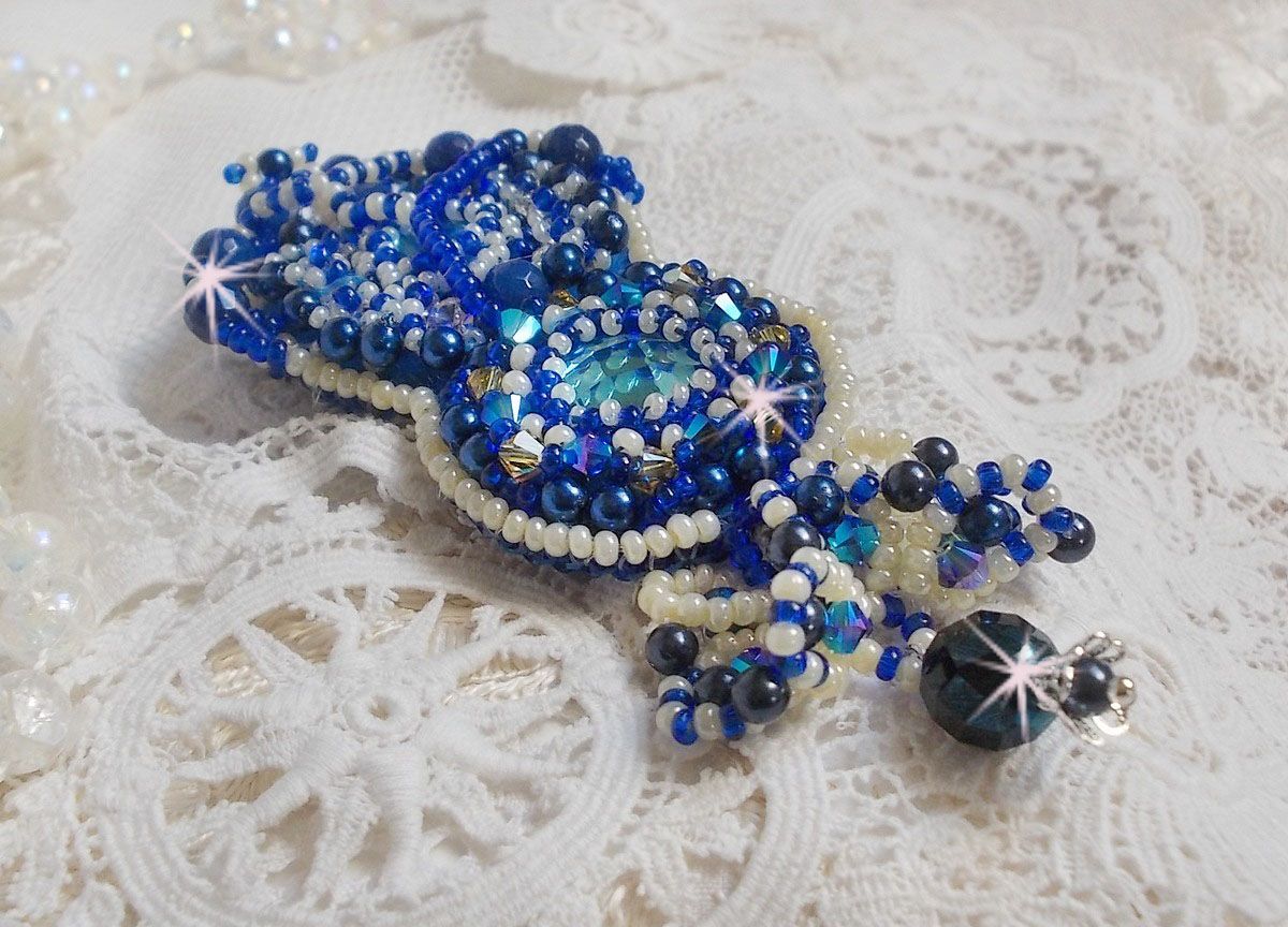 Blue Palace Haute-Couture Brosche bestickt mit Swarovski-Kristallen, runden Perlmuttperlen, Facetten aus böhmischem Glas und Rocailles