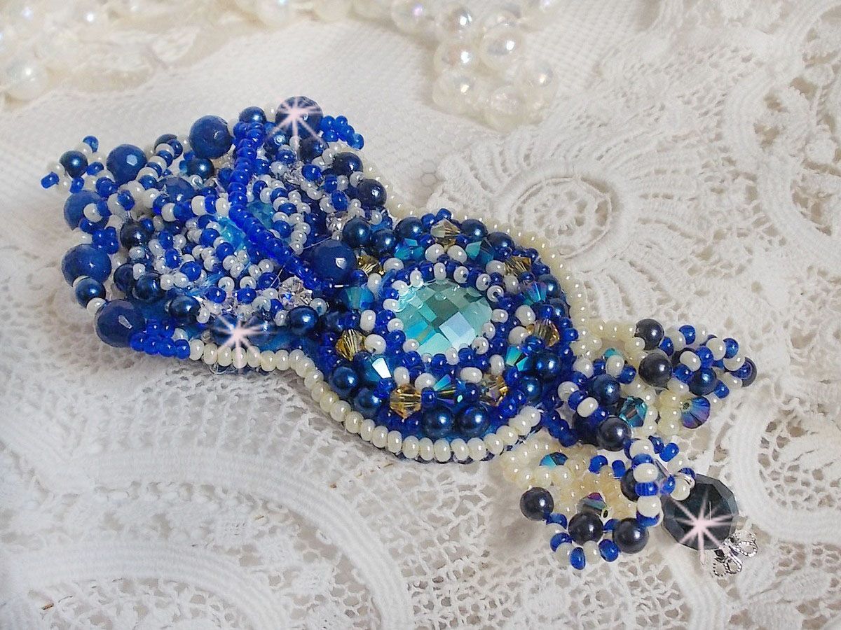 Blue Palace Haute-Couture Brosche bestickt mit Swarovski-Kristallen, runden Perlmuttperlen, Facetten aus böhmischem Glas und Rocailles