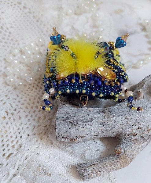 Broche Cara Royal Soleil, brod&eacute;e avec perles d&rsquo;eau douce, sequins, verre, strass et cristaux de swarovski
