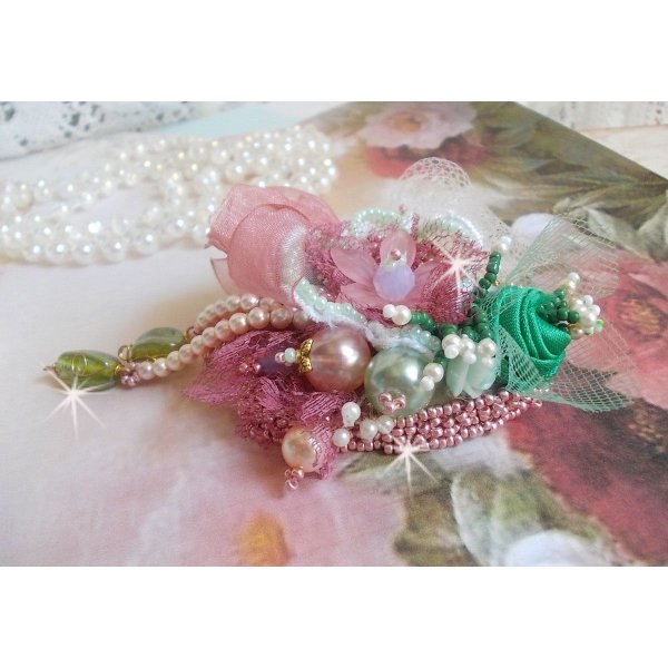 Brosche Douceur Poudr&eacute;e kreiert mit Spitze, Organzaband, Swarovski-Perlen, Glasperlen und Rocailles 