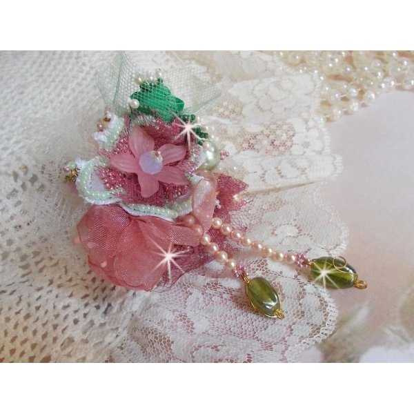 Brosche Douceur Poudr&eacute;e kreiert mit Spitze, Organzaband, Swarovski-Perlen, Glasperlen und Rocailles 