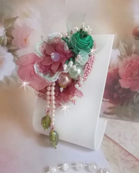 Brosche Douceur Poudr&eacute;e kreiert mit Spitze, Organzaband, Swarovski-Perlen, Glasperlen und Rocailles 