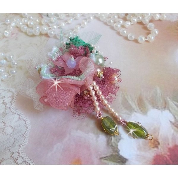 Brosche Douceur Poudr&eacute;e kreiert mit Spitze, Organzaband, Swarovski-Perlen, Glasperlen und Rocailles 