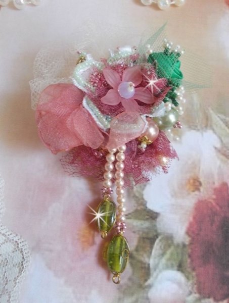 Brosche Douceur Poudr&eacute;e kreiert mit Spitze, Organzaband, Swarovski-Perlen, Glasperlen und Rocailles 