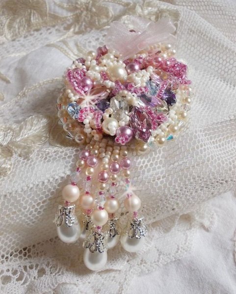 Broche Fleur d'Et&eacute; Haute-Couture brod&eacute;e avec des Cristaux de Swarovski, une estampe filigran&eacute;e, un ruban et une broche &agrave; l'arri&egrave;re en argent 925/1000