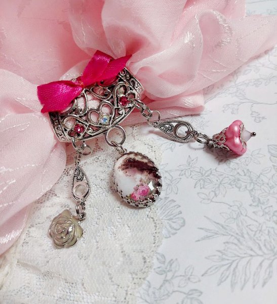 Broche Luna cr&eacute;&eacute;e avec cabochon et clochette verre, pendentifs arabesques m&eacute;tal et perles cristal Swarovski