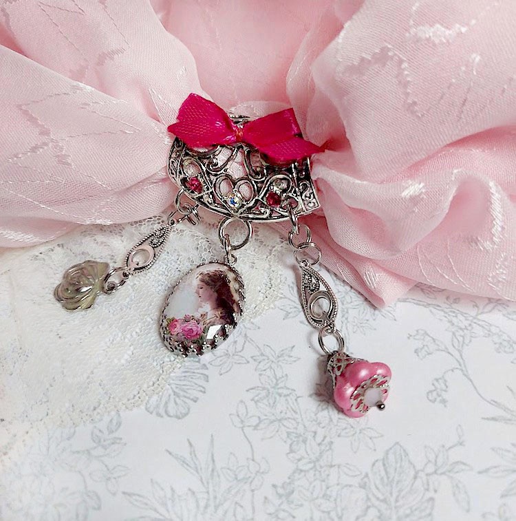 Broche Luna créée avec cabochon et clochette verre, pendentifs arabesques métal et perles cristal Swarovski