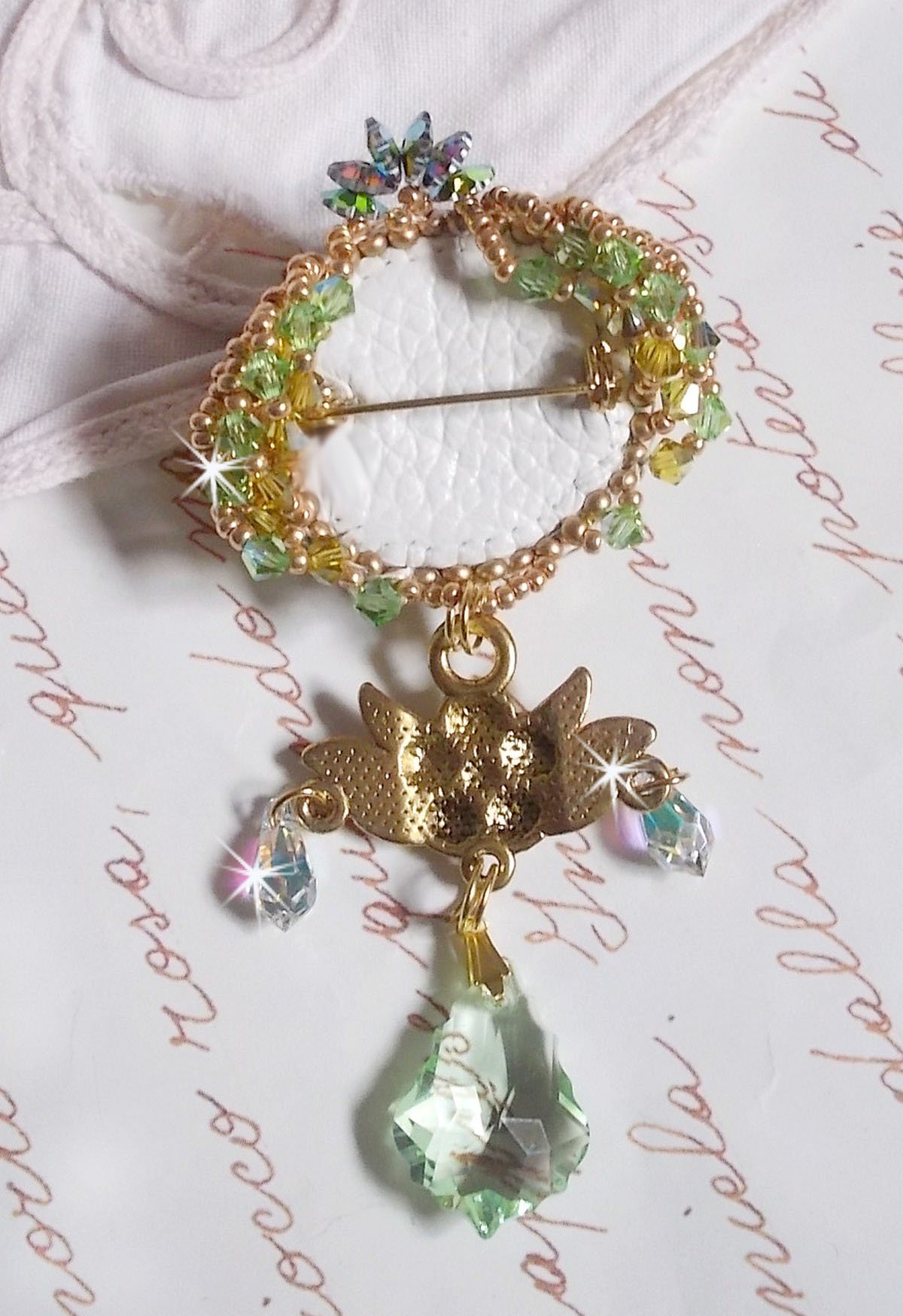 Broche Garden Party brod&eacute;e avec des cristaux de Swarovski, un cabochon vert Olivine en verre de boh&egrave;me des ann&eacute;es 1960 et des rocailles