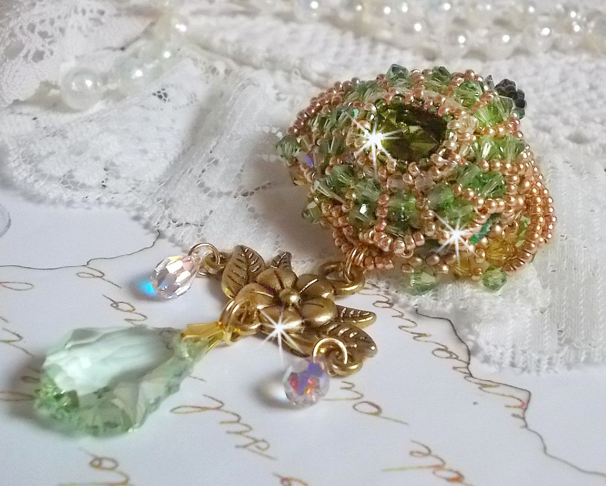 Broche Garden Party brodée avec des cristaux de Swarovski, un cabochon vert Olivine en verre de bohème des années 1960 et des rocailles