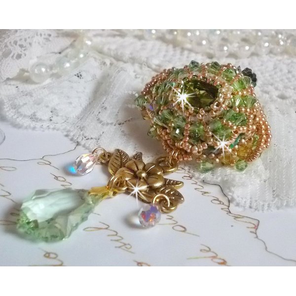 Broche Garden Party brod&eacute;e avec des cristaux de Swarovski, un cabochon vert Olivine en verre de boh&egrave;me des ann&eacute;es 1960 et des rocailles