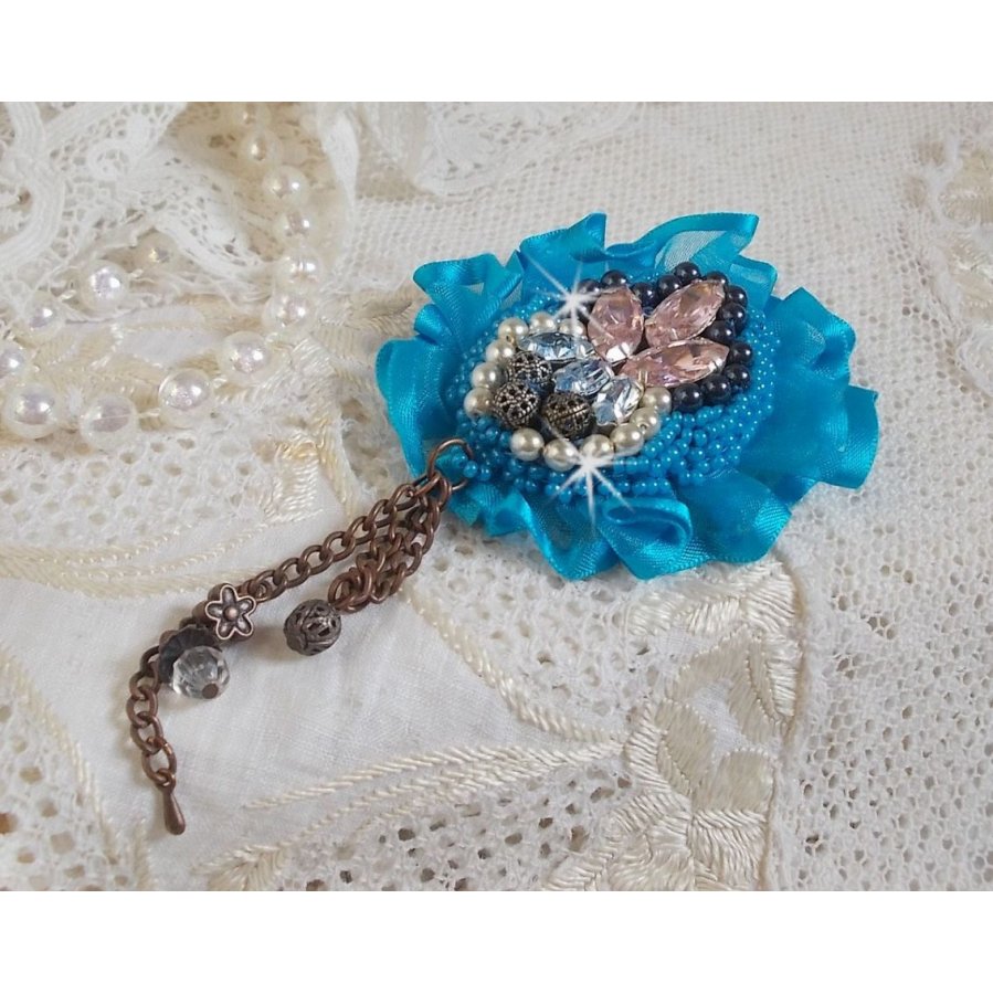 Belle Epoque Haute-Couture Brosche ist mit Swarovski-Kristallen, runden Perlmuttperlen, Charms, einem Band und Rocailles bestickt.