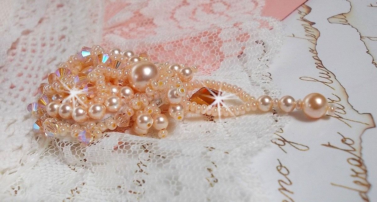 Brosche Idylle Beauty bestickt mit Swarovski-Kristallen, runden Perlmuttperlen und Rocailles
