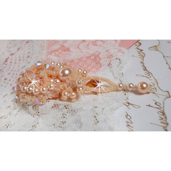 Brosche Idylle Beauty bestickt mit Swarovski-Kristallen, runden Perlmuttperlen und Rocailles