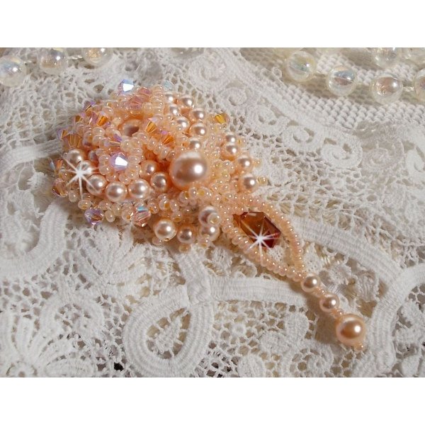 Brosche Idylle Beauty bestickt mit Swarovski-Kristallen, runden Perlmuttperlen und Rocailles