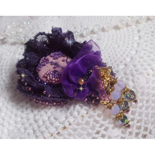 Romantische Lady-Brosche, bestickt mit violetter Spitze aus den 1950er Jahren, Kristallen, Rocailles und Glasperlen
