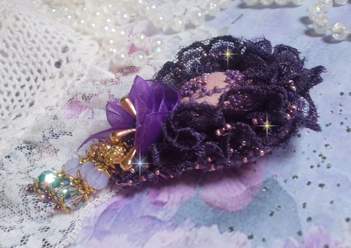 Romantische Lady-Brosche, bestickt mit violetter Spitze aus den 1950er Jahren, Kristallen, Rocailles und Glasperlen