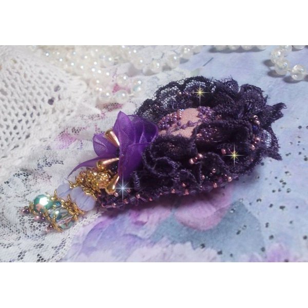 Romantische Lady-Brosche, bestickt mit violetter Spitze aus den 1950er Jahren, Kristallen, Rocailles und Glasperlen
