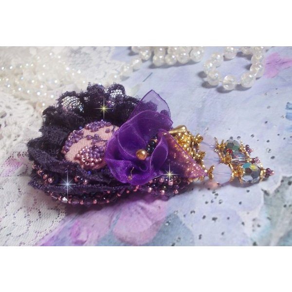 Romantische Lady-Brosche, bestickt mit violetter Spitze aus den 1950er Jahren, Kristallen, Rocailles und Glasperlen