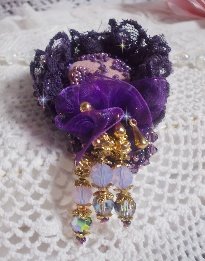 Romantische Lady-Brosche, bestickt mit violetter Spitze aus den 1950er Jahren, Kristallen, Rocailles und Glasperlen