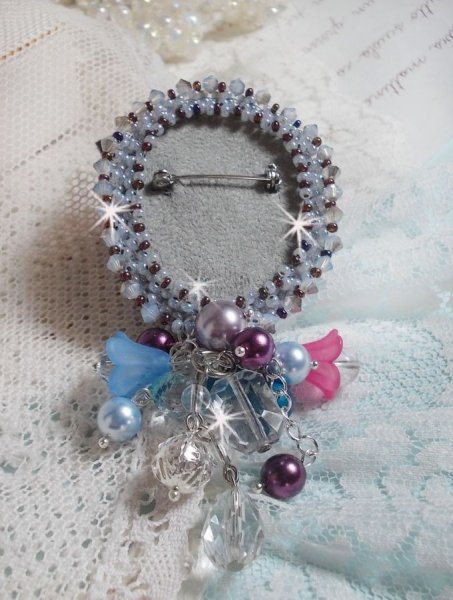 Brosche Mademoisellle Bluse Haute-Couture bestickt mit Swarovski-Kristallen, Perlmuttperlen, Lucite-Bl&uuml;ten und sch&ouml;nen Rocailles