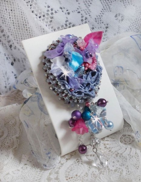 Brosche Mademoisellle Bluse Haute-Couture bestickt mit Swarovski-Kristallen, Perlmuttperlen, Lucite-Bl&uuml;ten und sch&ouml;nen Rocailles