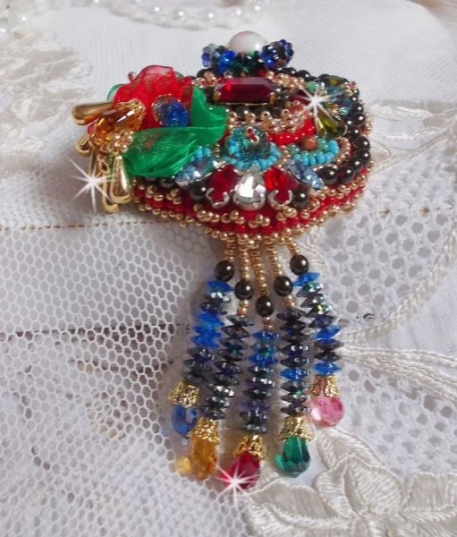 Broche Mia Haute-Couture brod&eacute;e avec des Cristaux de Swarovski, un cabochon vintage des ann&eacute;es 1960, des fleurs Lucite, des perles rondes nacr&eacute;es et des rocailles, 