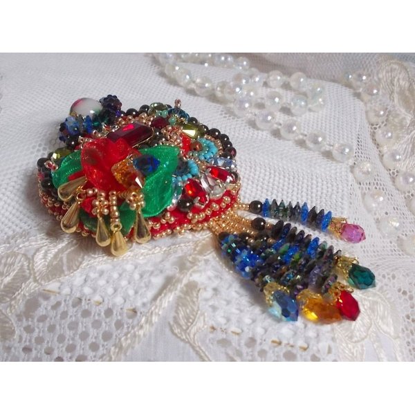 Broche Mia Haute-Couture brod&eacute;e avec des Cristaux de Swarovski, un cabochon vintage des ann&eacute;es 1960, des fleurs Lucite, des perles rondes nacr&eacute;es et des rocailles, 