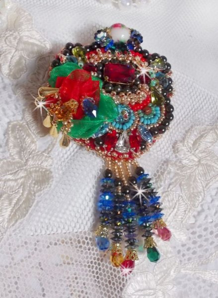 Broche Mia Haute-Couture brod&eacute;e avec des Cristaux de Swarovski, un cabochon vintage des ann&eacute;es 1960, des fleurs Lucite, des perles rondes nacr&eacute;es et des rocailles, 