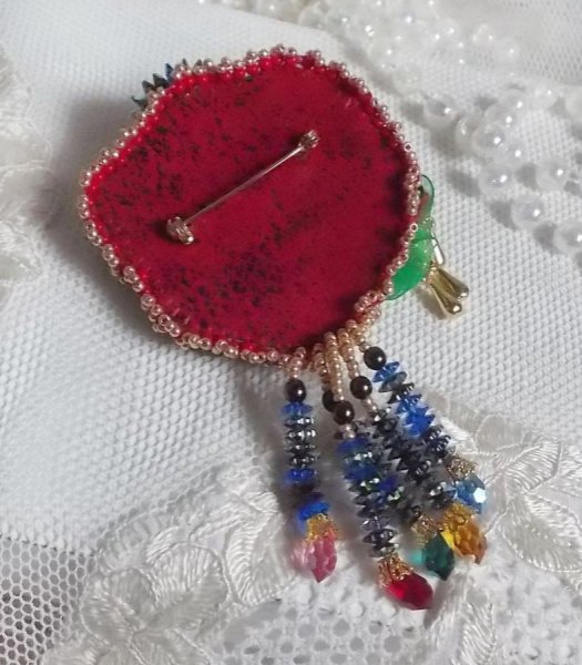 Broche Mia Haute-Couture brod&eacute;e avec des Cristaux de Swarovski, un cabochon vintage des ann&eacute;es 1960, des fleurs Lucite, des perles rondes nacr&eacute;es et des rocailles, 