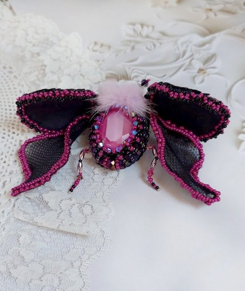Broche Mouchi Rose Fuchsia et Noir brod&eacute;e avec sequins, strass, perles verres, rocailles et perles cristal Swarovski