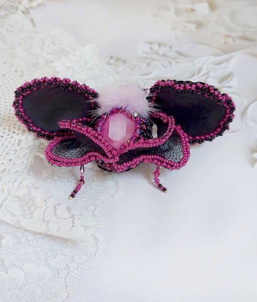 Broche Mouchi Rose Fuchsia et Noir brod&eacute;e avec sequins, strass, perles verres, rocailles et perles cristal Swarovski