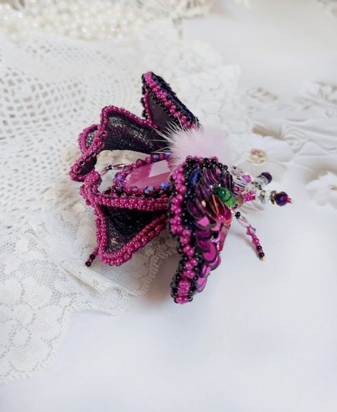Broche Mouchi Rose Fuchsia et Noir brod&eacute;e avec sequins, strass, perles verres, rocailles et perles cristal Swarovski