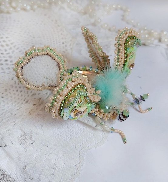 Broche Mouchon Terra Caramel brod&eacute; avec perles verres, sequins, dentelle et perles cristal Swarovski.