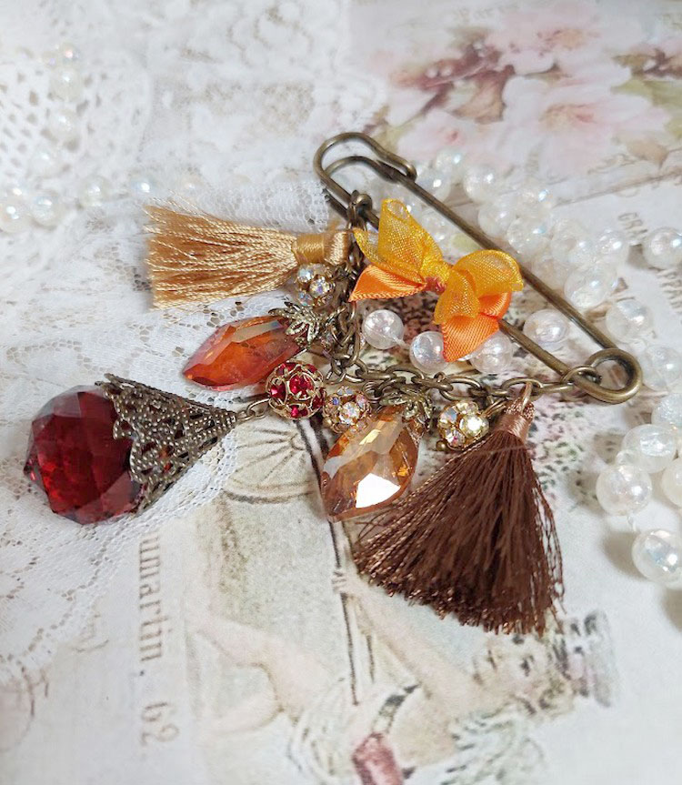 Broche Méline des Bois épingle créée avec rondes strass, pompons, gouttes verre, chaîne et boule de bohème en verre