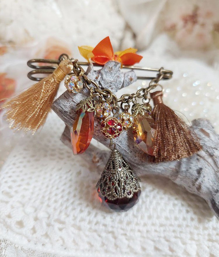 Broche Méline des Bois épingle créée avec rondes strass, pompons, gouttes verre, chaîne et boule de bohème en verre
