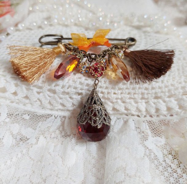 Broche Méline des Bois épingle créée avec rondes strass, pompons, gouttes verre, chaîne et boule de bohème en verre