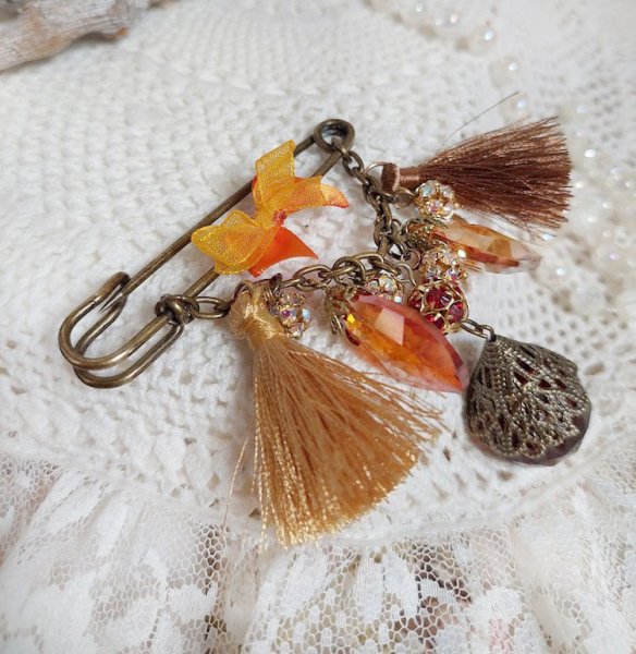 Broche Méline des Bois épingle créée avec rondes strass, pompons, gouttes verre, chaîne et boule de bohème en verre