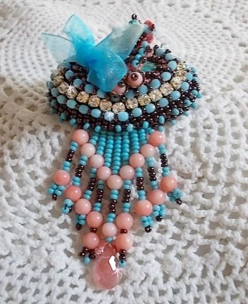 Brosche Na&iuml;ade bestickt mit Edelsteinperlen (T&uuml;rkis und Koralle), Kristallen, Rindsleder und Rocailles