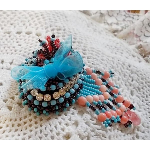 Brosche Na&iuml;ade bestickt mit Edelsteinperlen (T&uuml;rkis und Koralle), Kristallen, Rindsleder und Rocailles