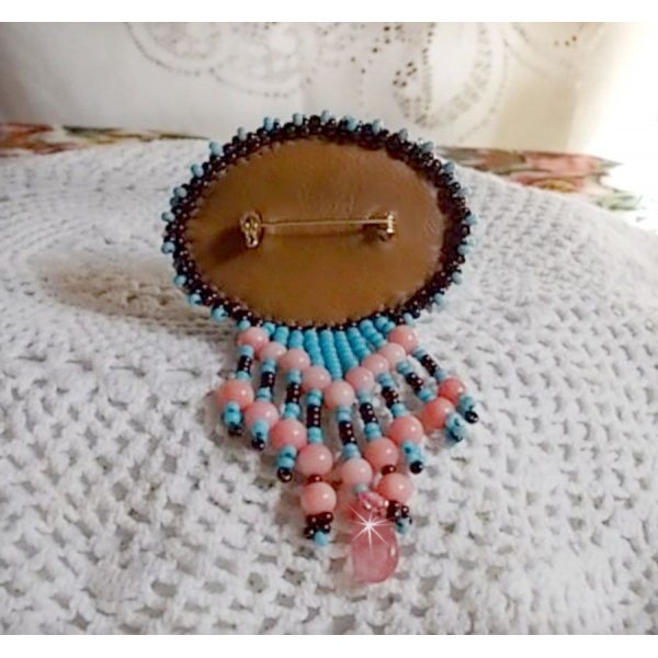 Brosche Na&iuml;ade bestickt mit Edelsteinperlen (T&uuml;rkis und Koralle), Kristallen, Rindsleder und Rocailles