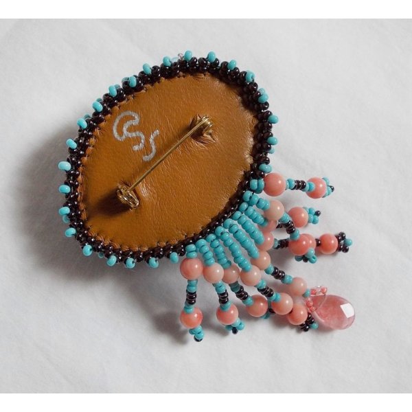 Brosche Na&iuml;ade bestickt mit Edelsteinperlen (T&uuml;rkis und Koralle), Kristallen, Rindsleder und Rocailles