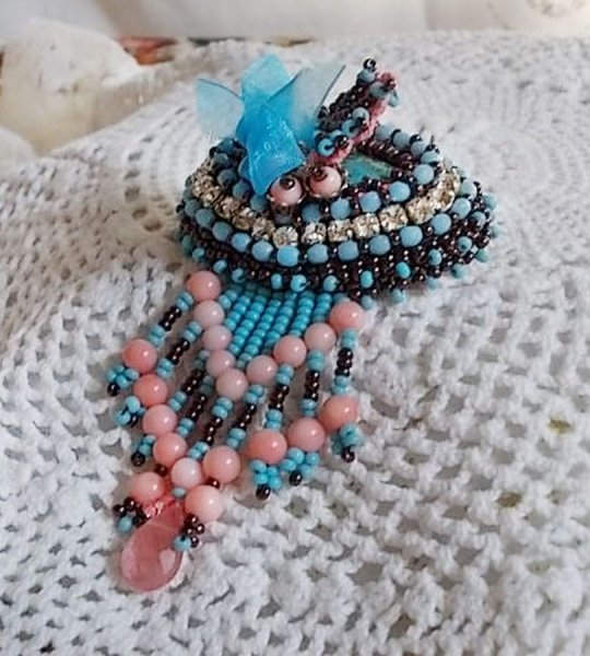 Brosche Na&iuml;ade bestickt mit Edelsteinperlen (T&uuml;rkis und Koralle), Kristallen, Rindsleder und Rocailles