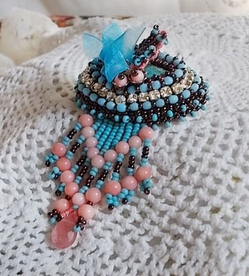 Brosche Naïade bestickt mit Edelsteinperlen (Türkis und Koralle), Kristallen, Rindsleder und Rocailles