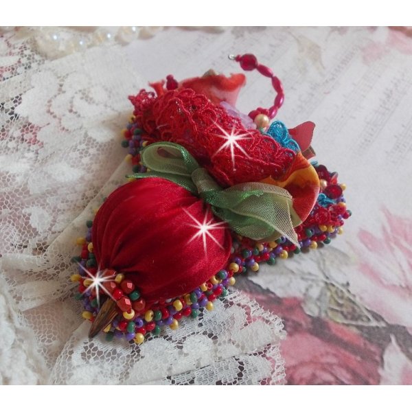 Rubinrote Umbrabrosche, bestickt mit rotem Seidenband, Swarovski-Kristallen, Luzitblumen, b&ouml;hmischen Glasperlen und Rocailles