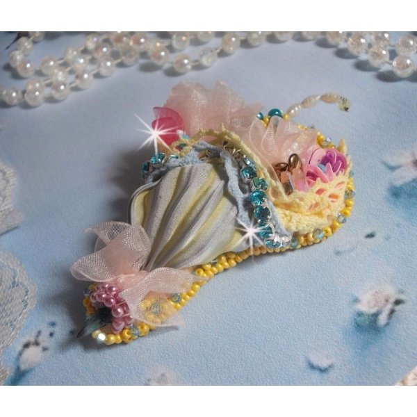Brosche Blumenschirm bestickt mit grau/gelbem Seidenband, Swarovski-Kristallen, Lucite-Blumen, Perlmuttperlen, Spitze und Rocailles