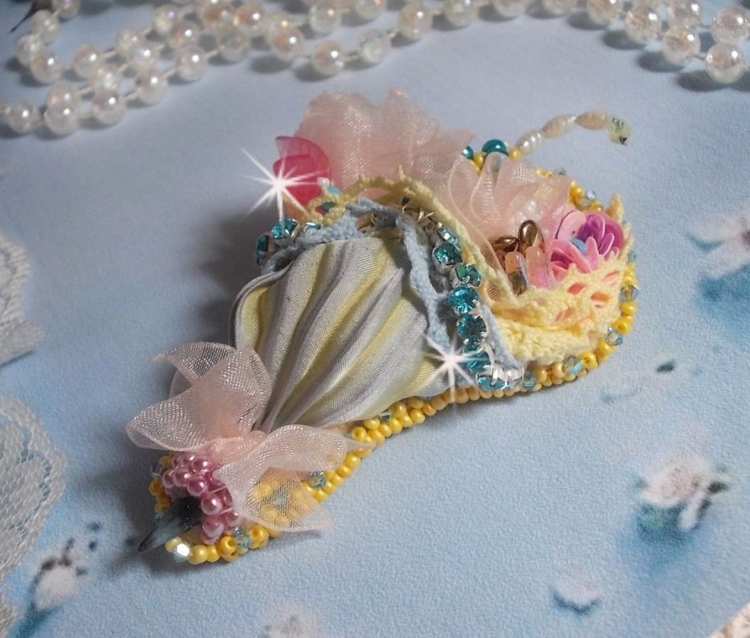 Brosche Blumenschirm bestickt mit grau/gelbem Seidenband, Swarovski-Kristallen, Lucite-Blumen, Perlmuttperlen, Spitze und Rocailles