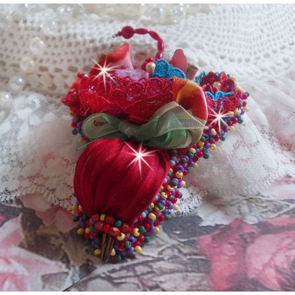 Rubinrote Umbrabrosche, bestickt mit rotem Seidenband, Swarovski-Kristallen, Luzitblumen, b&ouml;hmischen Glasperlen und Rocailles