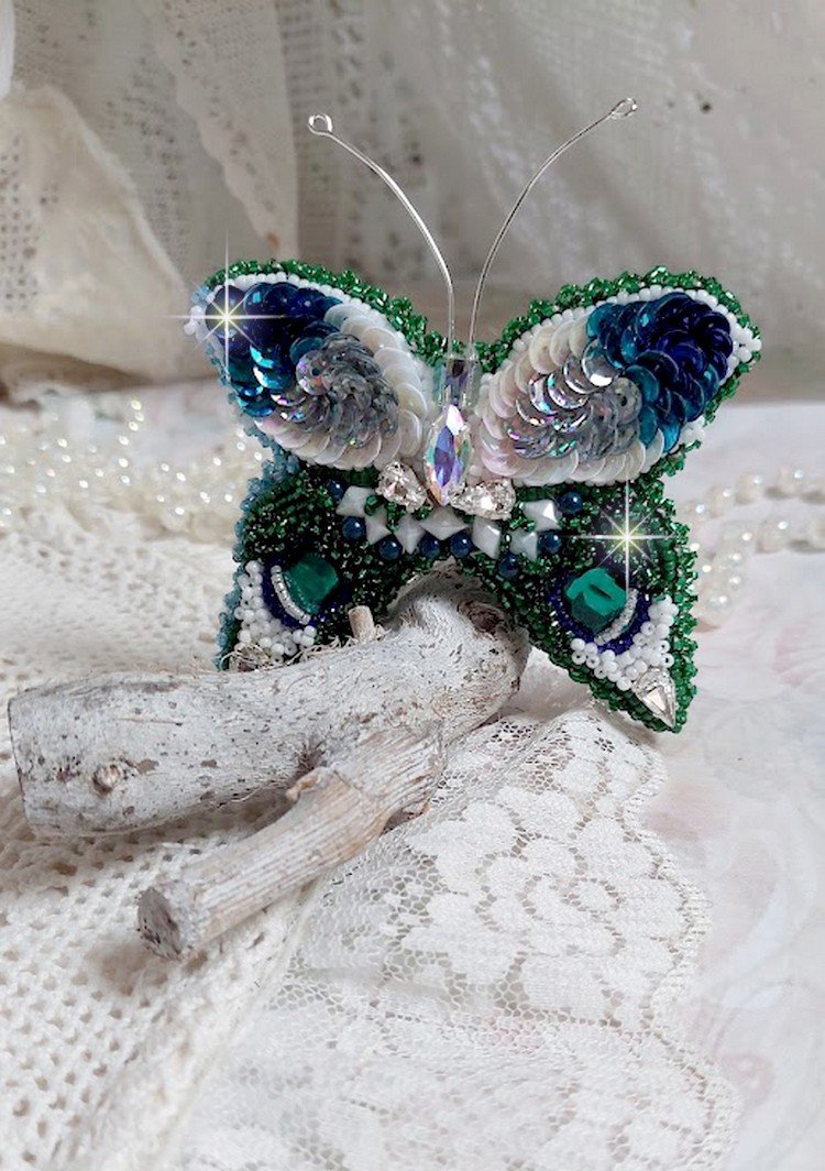 Broche Papillon Clair de Lune Lune brodée avec des cristaux, sequins et rocailles