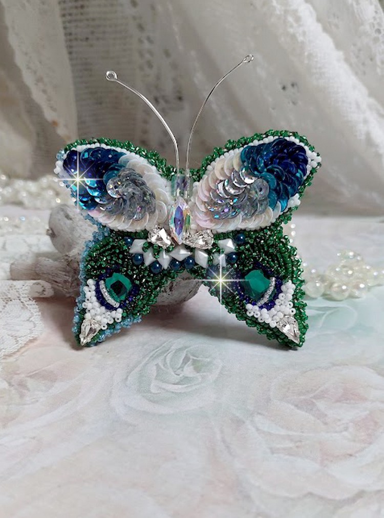 Broche Papillon Clair de Lune Lune brodée avec des cristaux, sequins et rocailles